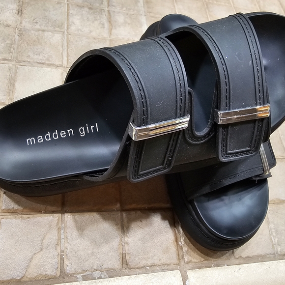 Sandals - Picture 2 of 4